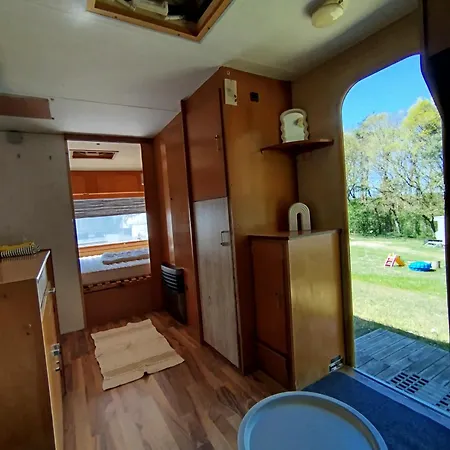 Retro Caravan Auf Tierschutzhof Am Wald * Selmsdorf